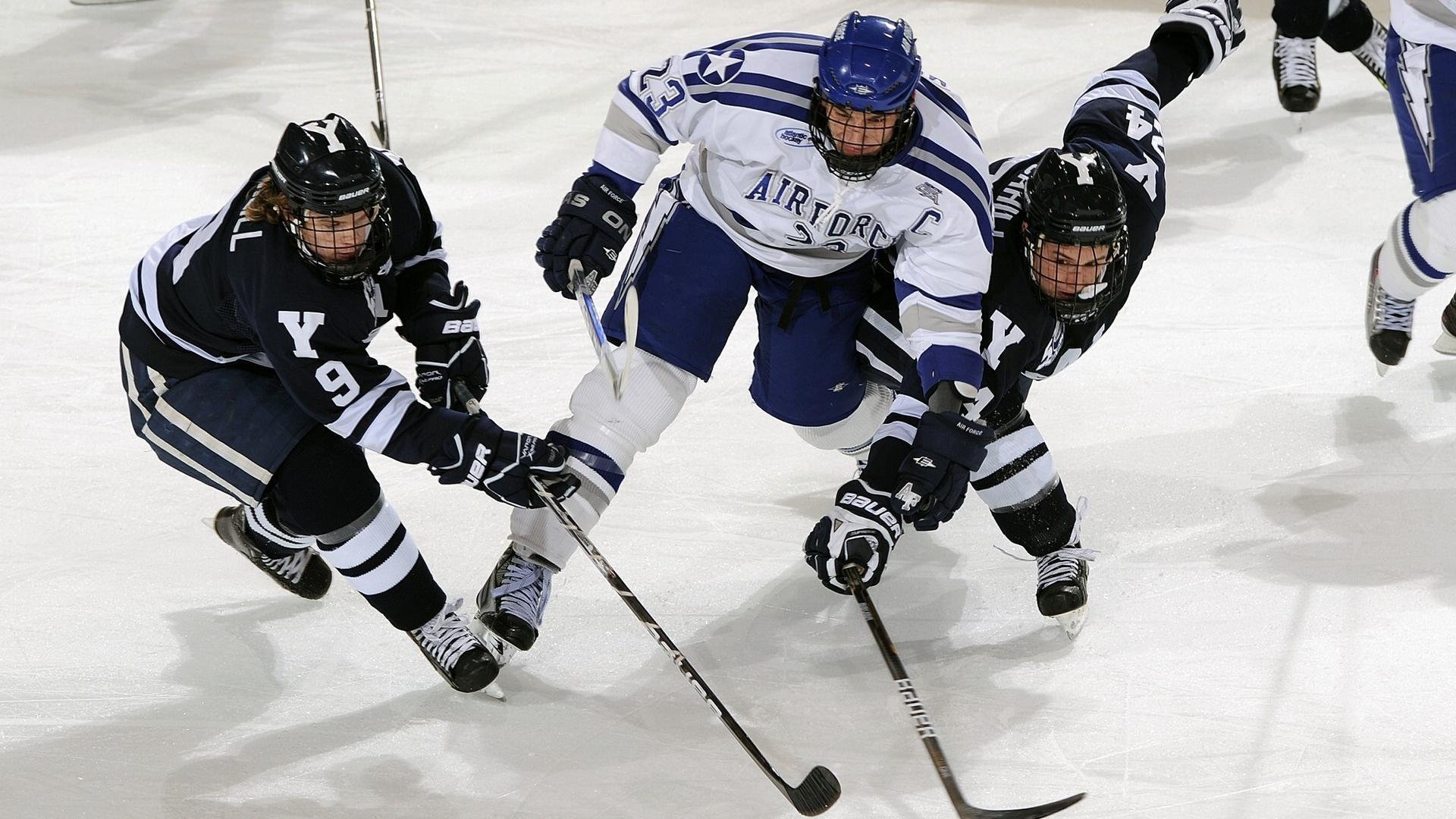 “体育进地铁”快闪活动 乘客候车时加入深蹲挑战